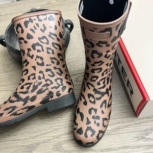 BNIB Hunter Refined Rain Boots in Beach Tan/Black Leopard Print size 8